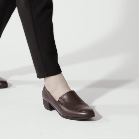 The Envy III Brown from Shoes For Crews is a slip-resistant shoe made with a durable, water-resistant leather upper, product video.